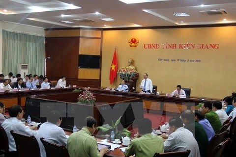 Le vice-Premier ministre Nguyen Xuan Phuc travaille avec les dirigeants de Kien Giang. (Photo : Lê Huy Hải/VNA)